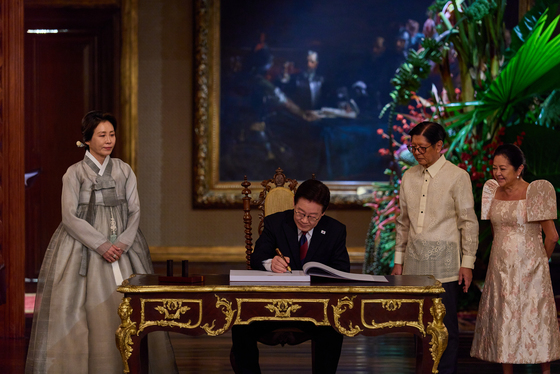 방명록 서명하는 이재명 대통령