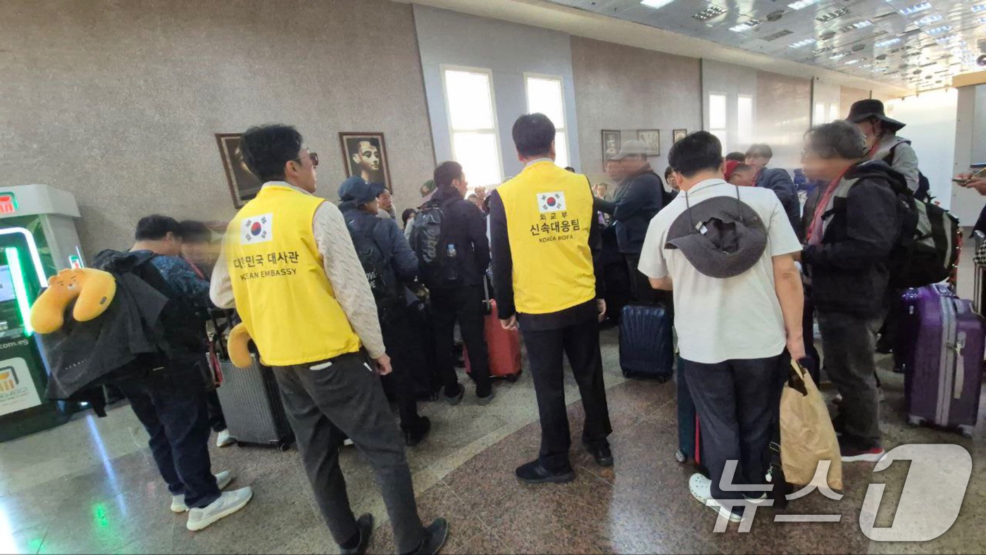 (서울=뉴스1) 김명섭 기자 = 투르크메니스탄에 무사히 도착한 이란 체류 국민 23명에 이어서, 3일 오후 이스라엘 텔아비브와 예루살렘을 출발한 우리 국민과 동포 66명이 주이스라 …