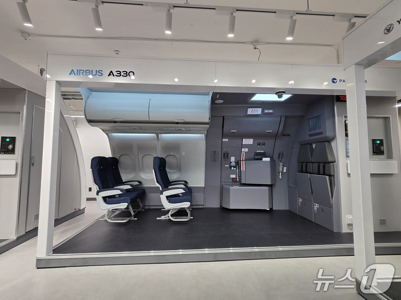 본문 이미지 - 27일 경기 부천 유한대학교에 문을 연 파라타항공 항공훈련센터 내 '도어 트레이너'(Door Trainer) 훈련장의 모습. 파라타항공이 사용하는 A330-200 기내와 비상문을 실물 크기의 목업(Mock-up·모형)으로 구현했다. 2026.3.27/뉴스1 김성식 기자