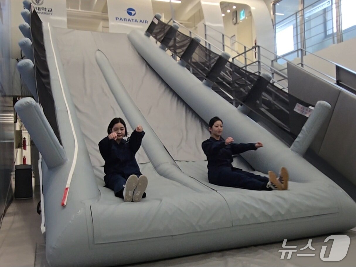 본문 이미지 - 27일 경기 부천 유한대학교에 문을 연 파라타항공 항공훈련센터 내 비상 탈출 슬라이드 훈련장에서 파라타항공 승무원들이 A330-200에 탑재된 높이 4m 내외의 비상 탈출 슬라이드를 타고 낙하하고 있다. 2026.3.27/뉴스1 김성식 기자