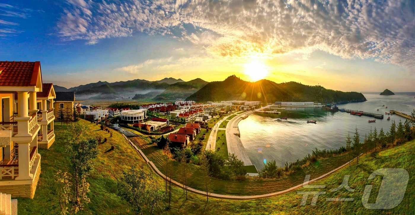 (평양 노동신문=뉴스1) = 북한 노동당 기관지 노동신문은 30일 "락원포에 또 하루의 격동의 새날을 알리며 해가 솟아오른다"며 "희한하게 전변된 락원포를 보느라면 준공의 그날 락 …