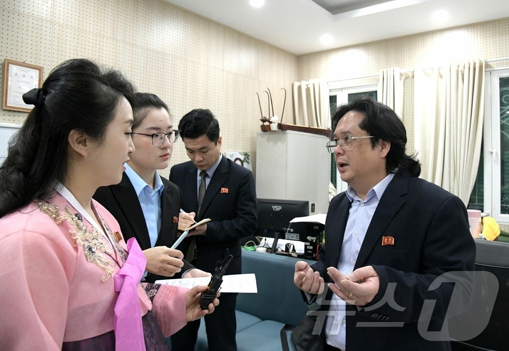 (평양 노동신문=뉴스1) = 북한 노동당 기관지 노동신문은 30일 "년대와 세기를 이어오며 성대히 진행되는 4월의 봄 친선예술축전에 윁남(베트남)의 예술인들도 커다란 자부와 긍지를 …