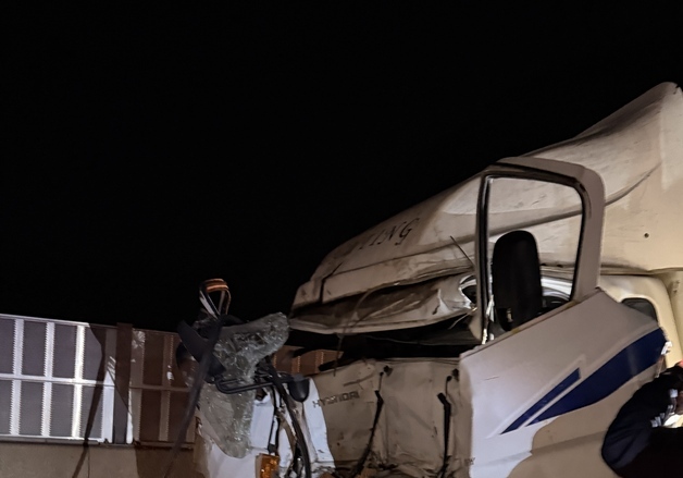 부여 서천공주고속도서 화물차 2대 추돌…20대 운전자 숨져