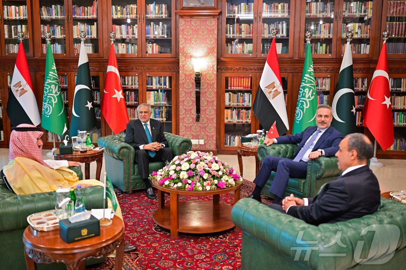 (이슬라마바드 AFP=뉴스1) 김경민 기자 = 이샤크 다르 파키스탄 외무장관과 튀르키예·이집트·사우디아라비아의 외무장관이 29일(현지시간) 이슬라마바드에서 회동하고 있다. 2026 …