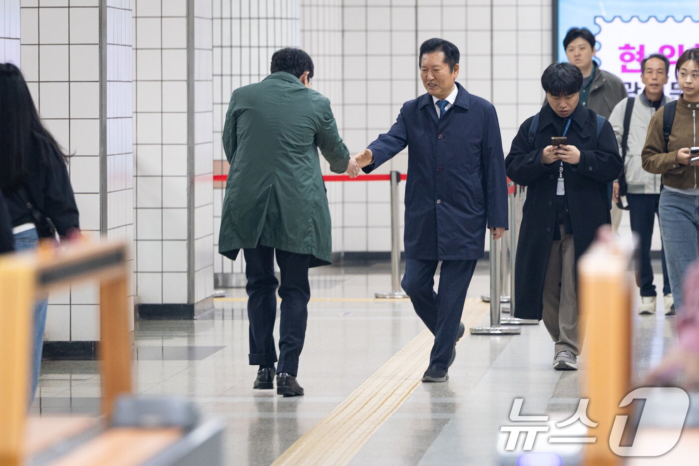 본문 이미지 - 정청래 더불어민주당 대표가 30일 서울 지하철 6호선 광흥창역에서 차량5부제 시행으로 대중교통을 이용해 출근하며 시민들과 인사하고 있다. 2026.3.30 ⓒ 뉴스1 유승관 기자