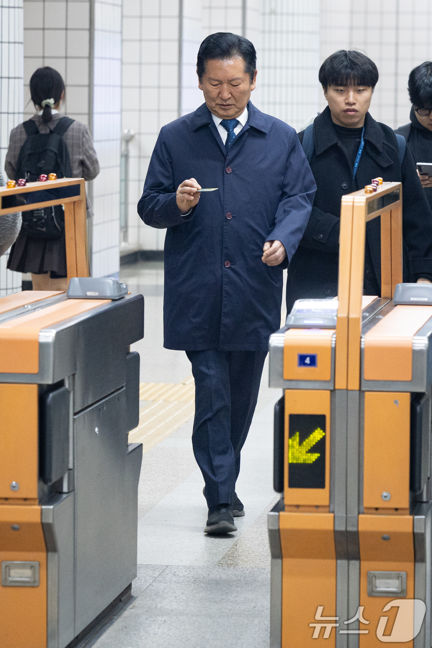 (서울=뉴스1) 유승관 기자 = 정청래 더불어민주당 대표가 30일 서울 지하철 6호선 광흥창역에서 차량5부제 시행으로 대중교통을 이용해 출근하고 있다. 2026.3.30/뉴스1