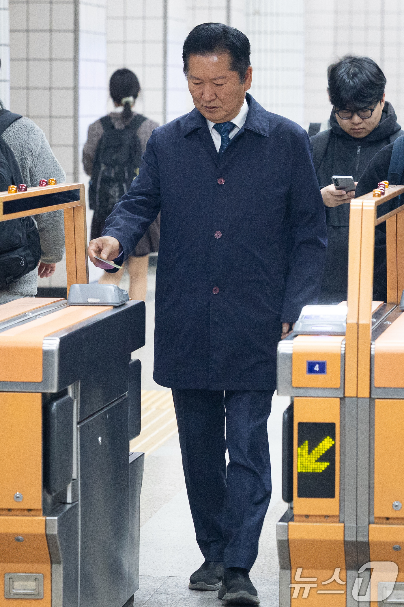 (서울=뉴스1) 유승관 기자 = 정청래 더불어민주당 대표가 30일 서울 지하철 6호선 광흥창역에서 차량5부제 시행으로 대중교통을 이용해 출근하고 있다. 2026.3.30/뉴스1