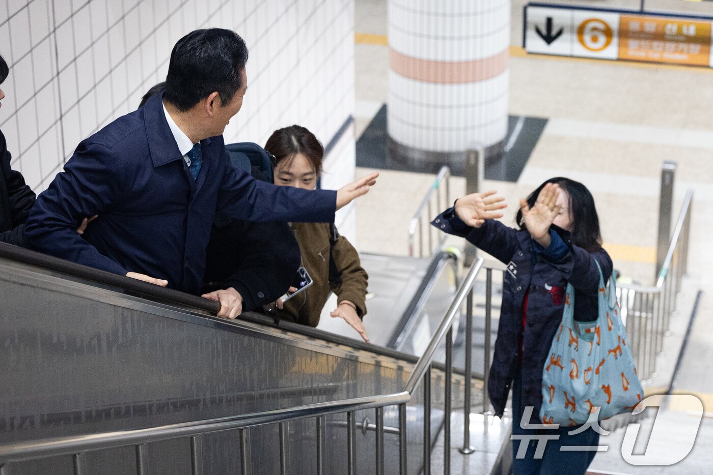 본문 이미지 - 정청래 더불어민주당 대표가 30일 서울 지하철 6호선 광흥창역에서 차량5부제 시행으로 대중교통을 이용해 출근하며 시민들과 인사하고 있다. 2026.3.30 ⓒ 뉴스1 유승관 기자