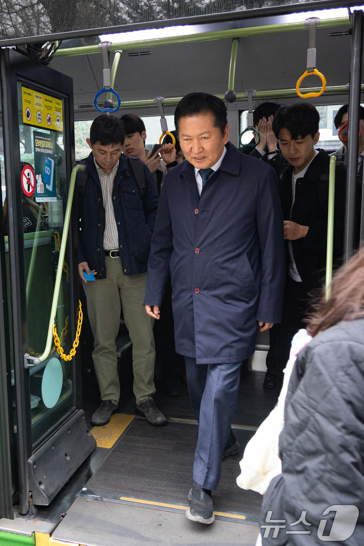 (서울=뉴스1) 유승관 기자 = 정청래 더불어민주당 대표가 30일 서울 여의도 국회 앞에서 차량5부제 시행으로 대중교통을 이용해 출근하고 있다. 2026.3.30/뉴스1