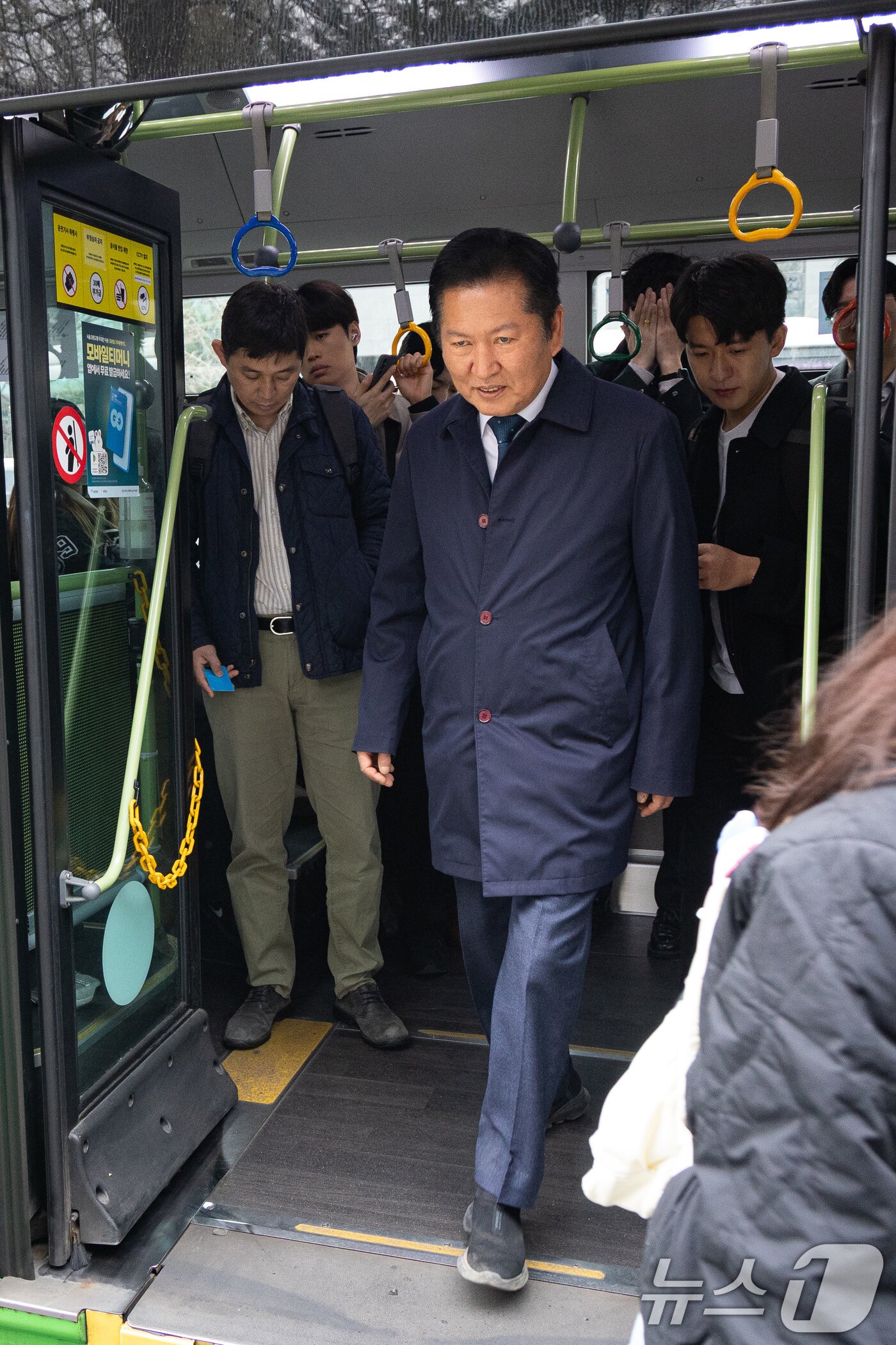 본문 이미지 - 정청래 더불어민주당 대표가 30일 서울 여의도 국회 앞에서 차량5부제 시행으로 대중교통을 이용해 출근하고 있다. 2026.3.30 ⓒ 뉴스1 유승관 기자