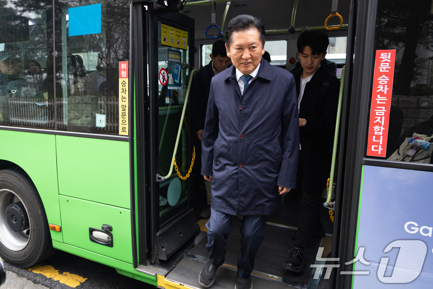 (서울=뉴스1) 유승관 기자 = 정청래 더불어민주당 대표가 30일 서울 여의도 국회 앞에서 차량5부제 시행으로 대중교통을 이용해 출근하고 있다. 2026.3.30/뉴스1