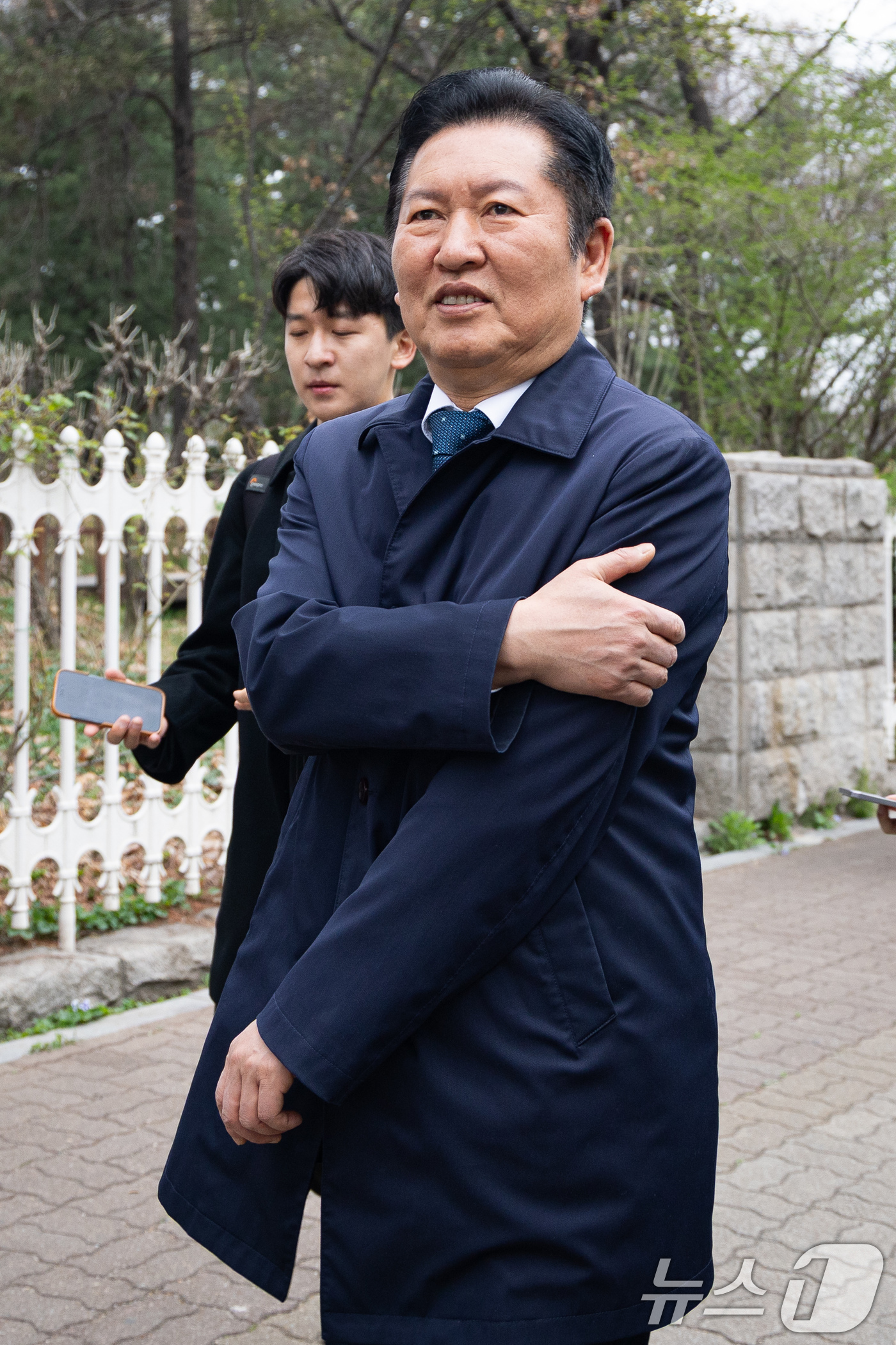 (서울=뉴스1) 유승관 기자 = 정청래 더불어민주당 대표가 30일 서울 여의도 국회 앞에서 차량5부제 시행으로 대중교통을 이용해 출근하고 있다. 2026.3.30/뉴스1