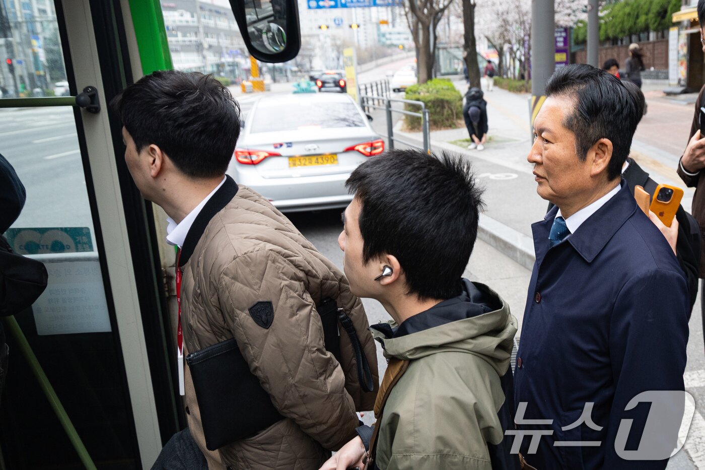 본문 이미지 - 정청래 더불어민주당 대표가 30일 서울 지하철 6호선 광흥창역에서 차량5부제 시행으로 대중교통을 이용해 출근, 국회 방향 버스로 환승하고 있다. 2026.3.30 ⓒ 뉴스1 유승관 기자