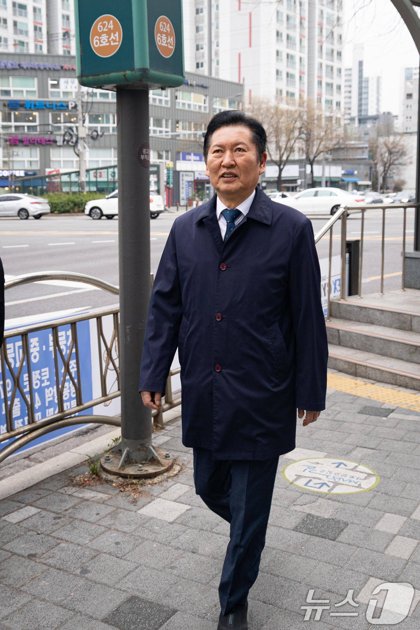 (서울=뉴스1) 유승관 기자 = 정청래 더불어민주당 대표가 30일 서울 지하철 6호선 광흥창역에서 차량5부제 시행으로 대중교통을 이용해 출근하고 있다. 2026.3.30/뉴스1