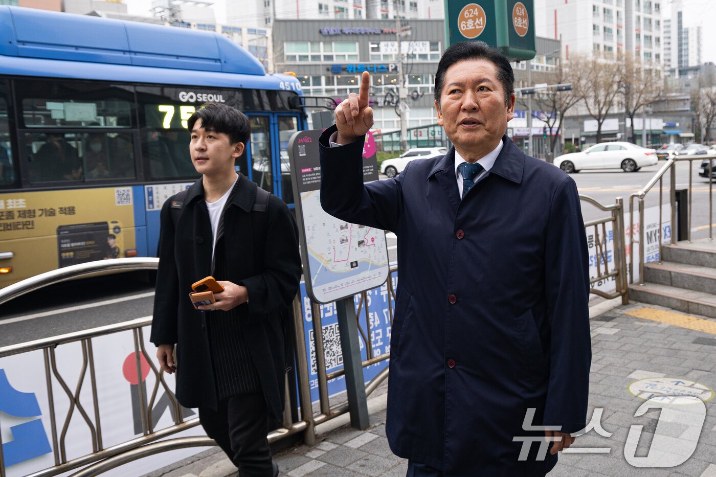 본문 이미지 - 정청래 더불어민주당 대표가 30일 서울 지하철 6호선 광흥창역에서 차량5부제 시행으로 대중교통을 이용해 출근하고 있다. 2026.3.30 ⓒ 뉴스1 유승관 기자