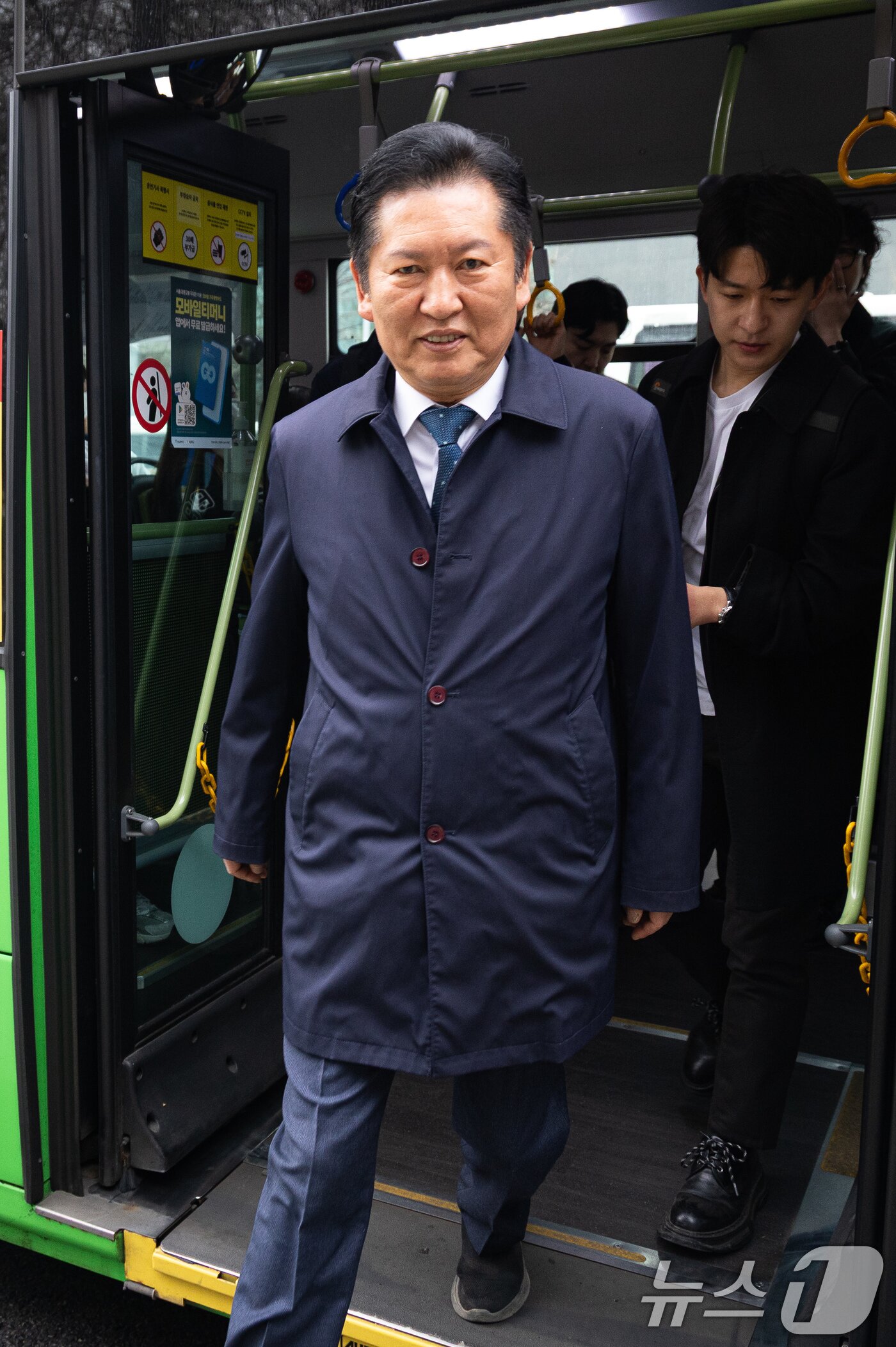 본문 이미지 - 정청래 더불어민주당 대표가 30일 서울 여의도 국회 앞에서 차량5부제 시행으로 대중교통을 이용해 출근하고 있다. 2026.3.30 ⓒ 뉴스1 유승관 기자