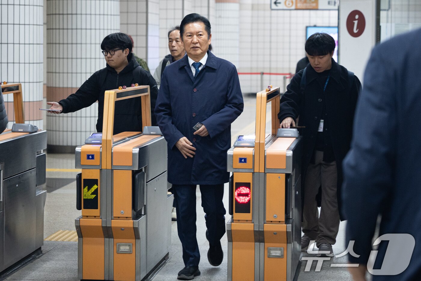 본문 이미지 - 정청래 더불어민주당 대표가 30일 서울 지하철 6호선 광흥창역에서 차량5부제 시행으로 대중교통을 이용해 출근하고 있다. ⓒ 뉴스1 유승관 기자