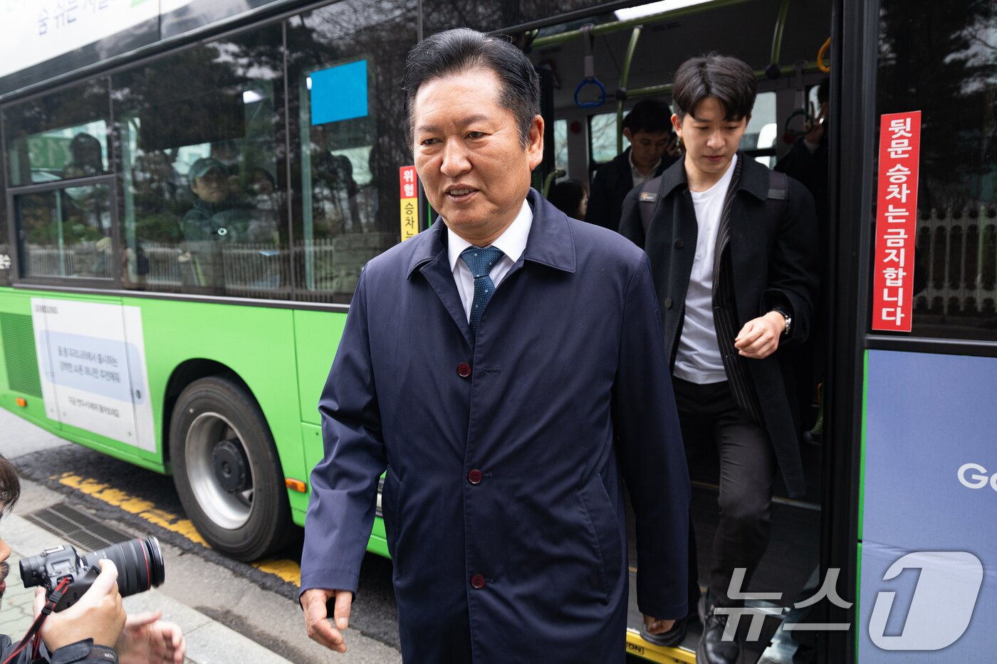 본문 이미지 - 정청래 더불어민주당 대표가 30일 서울 여의도 국회 앞에서 차량5부제 시행으로 대중교통을 이용해 출근하고 있다. 2026.3.30 ⓒ 뉴스1 유승관 기자