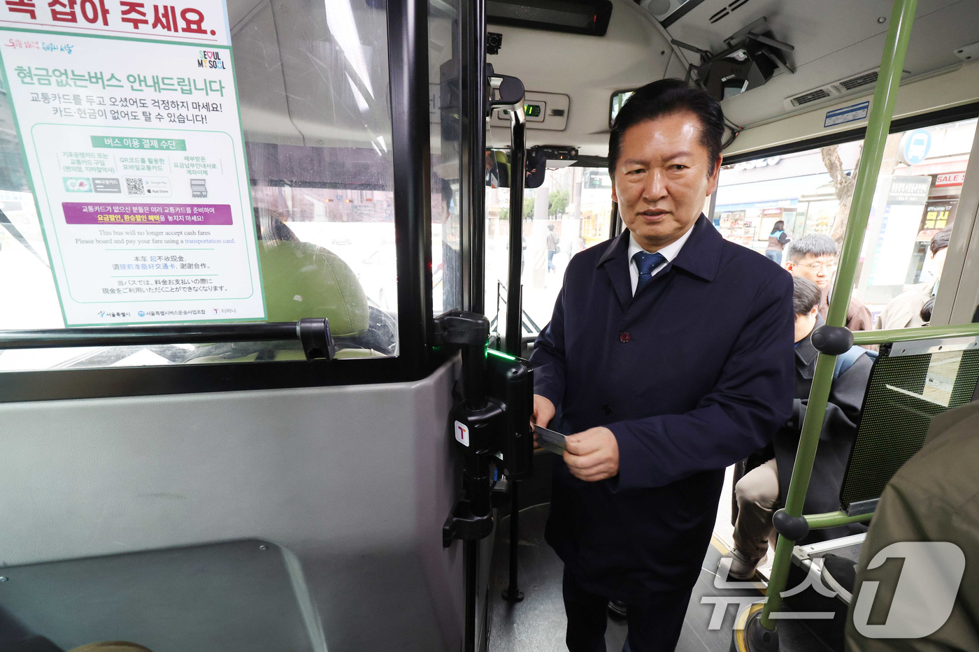 (서울=뉴스1) 유승관 기자 = 정청래 더불어민주당 대표가 30일 서울 지하철 6호선 광흥창역에서 차량5부제 시행으로 대중교통을 이용해 출근, 국회 방향 버스로 환승하고 있다. ( …