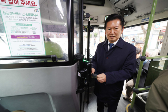 정청래, 5부제 동참 대중교통 출근…"계속 이렇게 다니겠다"