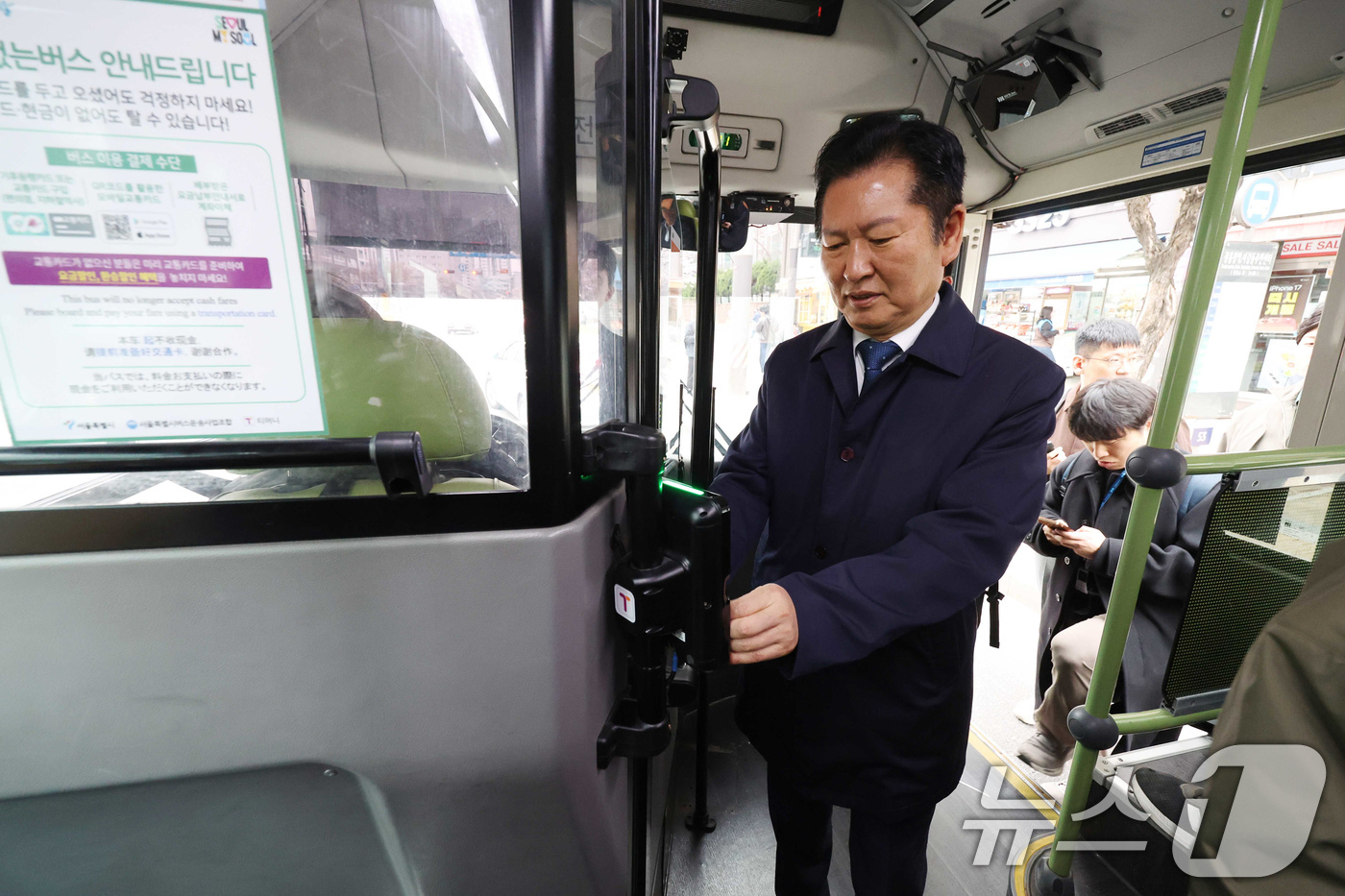 (서울=뉴스1) 유승관 기자 = 정청래 더불어민주당 대표가 30일 서울 지하철 6호선 광흥창역에서 차량5부제 시행으로 대중교통을 이용해 출근, 국회 방향 버스로 환승하고 있다. ( …