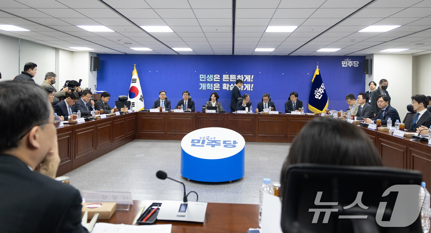 (서울=뉴스1) 이승배 기자 = 30일 서울 여의도 국회 의원회관에서 열린 더불어민주당 중동전쟁 경제대응 특별위원회 당정 협의회에서 한정애 정책위의장이 모두발언하고 있다. 2026 …