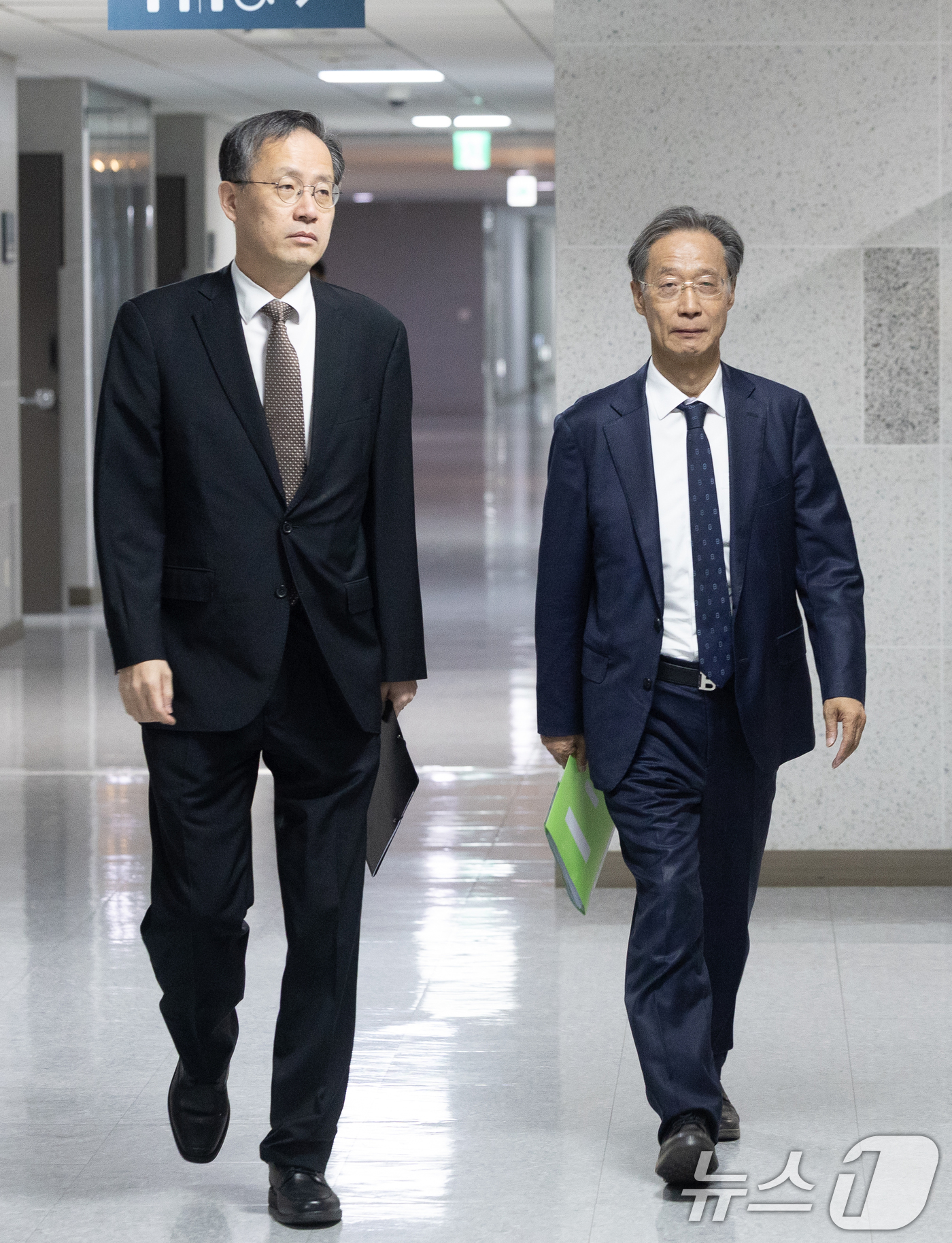 (서울=뉴스1) 이승배 기자 = 유동수 위원장과 이형일 재정경제부 1차관이 30일 서울 여의도 국회 의원회관에서 열린 더불어민주당 중동전쟁 경제대응 특별위원회 당정 협의회에 참석하 …