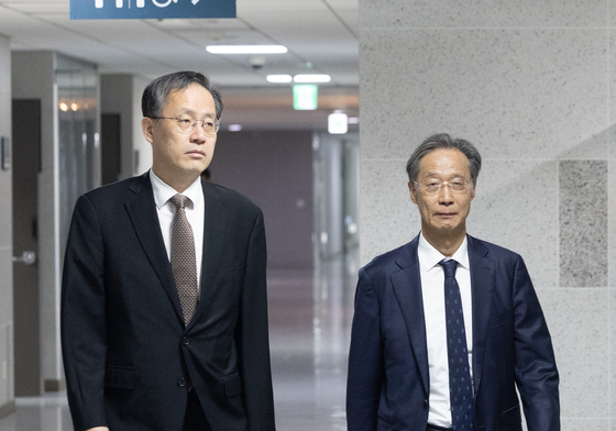 중동전쟁 경제대응 특위 당정협의회 향하는 유동수 위원장과 이형일 차관