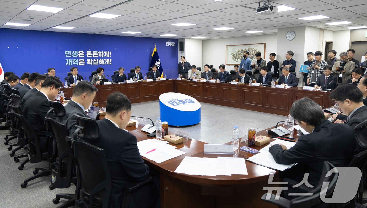 (서울=뉴스1) 이승배 기자 = 30일 서울 여의도 국회 의원회관에서 열린 더불어민주당 중동전쟁 경제대응 특별위원회 당정 협의회에서 한정애 정책위의장이 모두발언하고 있다. 2026 …