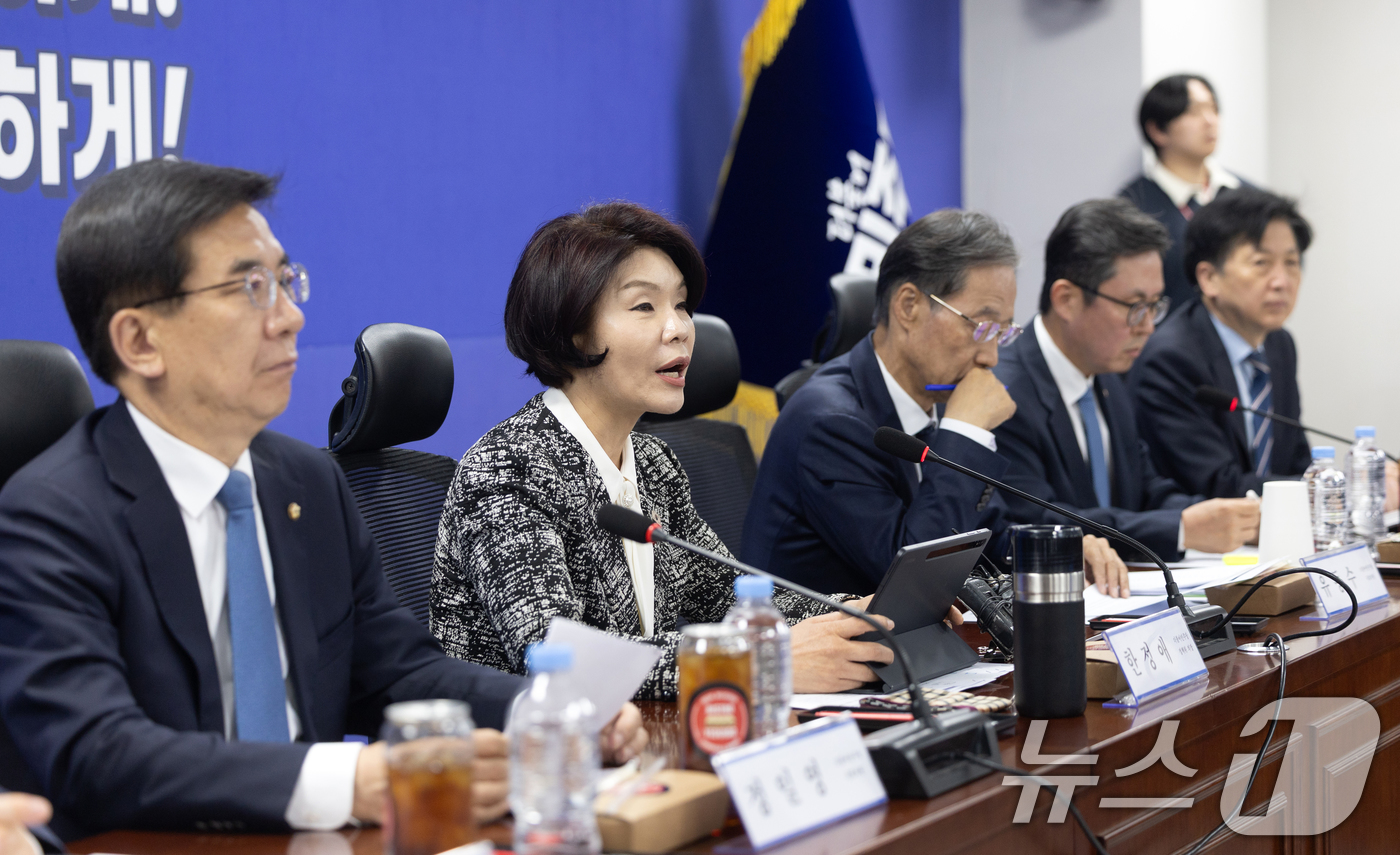 (서울=뉴스1) 이승배 기자 = 30일 서울 여의도 국회 의원회관에서 열린 더불어민주당 중동전쟁 경제대응 특별위원회 당정 협의회에서 한정애 정책위의장이 모두발언하고 있다. 2026 …