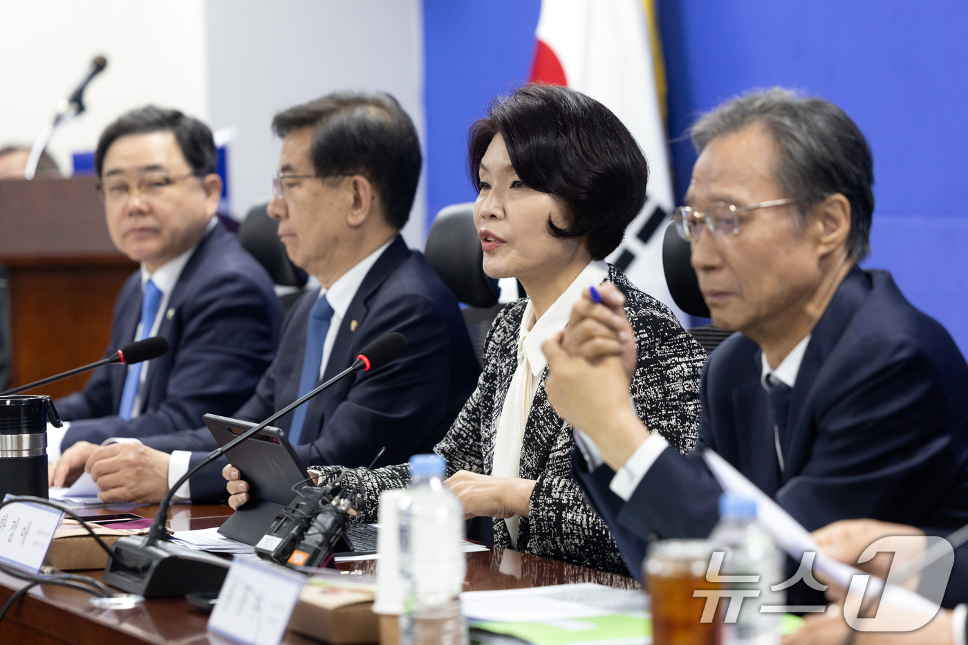 (서울=뉴스1) 이승배 기자 = 30일 서울 여의도 국회 의원회관에서 열린 더불어민주당 중동전쟁 경제대응 특별위원회 당정 협의회에서 한정애 정책위의장이 모두발언하고 있다. 2026 …