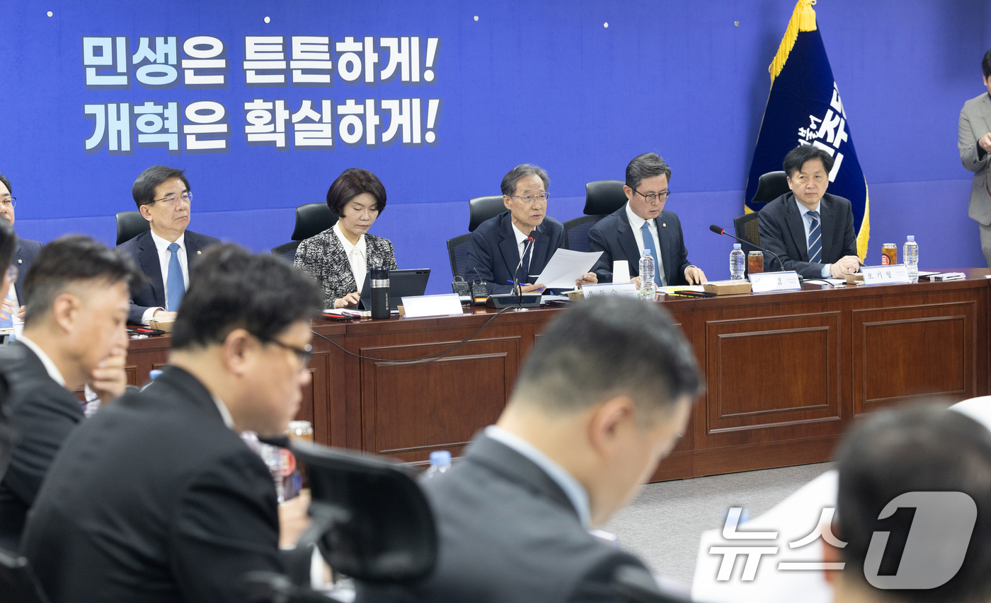 (서울=뉴스1) 이승배 기자 = 30일 서울 여의도 국회 의원회관에서 열린 더불어민주당 중동전쟁 경제대응 특별위원회 당정 협의회에서 유동수 위원장이 모두발언하고 있다. 2026.3 …