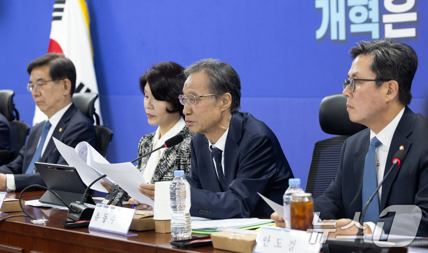 (서울=뉴스1) 이승배 기자 = 30일 서울 여의도 국회 의원회관에서 열린 더불어민주당 중동전쟁 경제대응 특별위원회 당정 협의회에서 유동수 특별위원장이 모두발언하고 있다. 2026 …