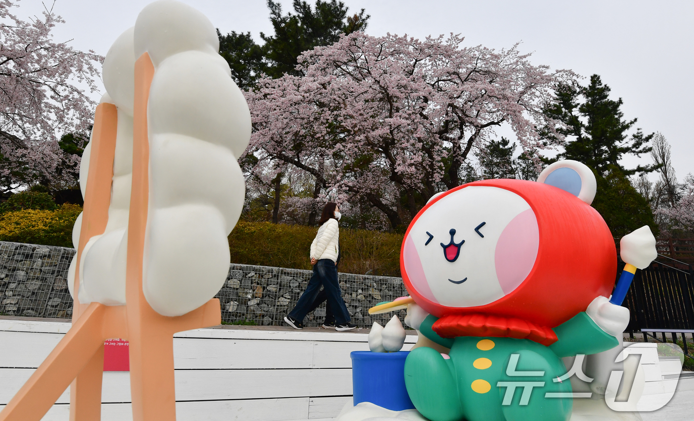 (포항=뉴스1) 최창호 기자 = 30일 경북 포항시 남구 지곡동 영일대호수공원애서 아침 산책을 나온 시민들이 벚꽃향기를 맡으며 걸어가고 있다.   2026.3.30/뉴스1