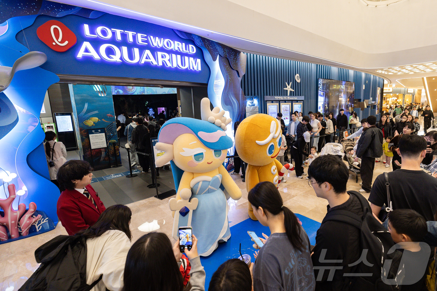 (서울=뉴스1) = 롯데월드 아쿠아리움이 데브시스터즈의 대표 IP '쿠키런'과의 대규모 콜라보레이션을 통해 봄 시즌 축제 '쿠키런 in 롯데월드 아쿠아리움: 바다모험전'을 오픈했다 …