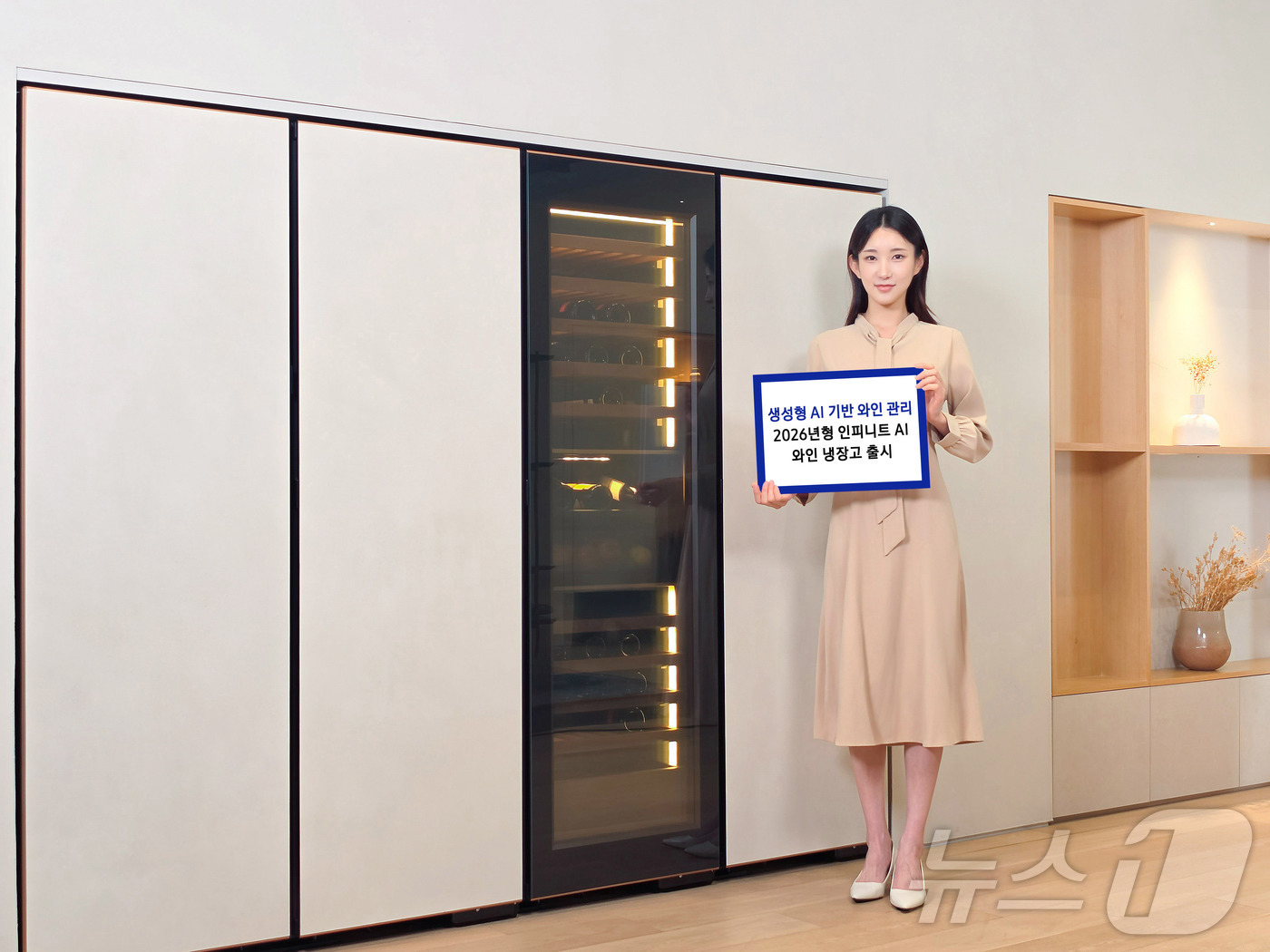 (서울=뉴스1) = 삼성전자가 와인 정보 확인부터 입출고, 보관, 음용까지 AI로 편리하고 체계적으로 관리할 수 있는 '인피니트 AI 와인 냉장고' 신제품을 출시했다고 30일 밝혔 …