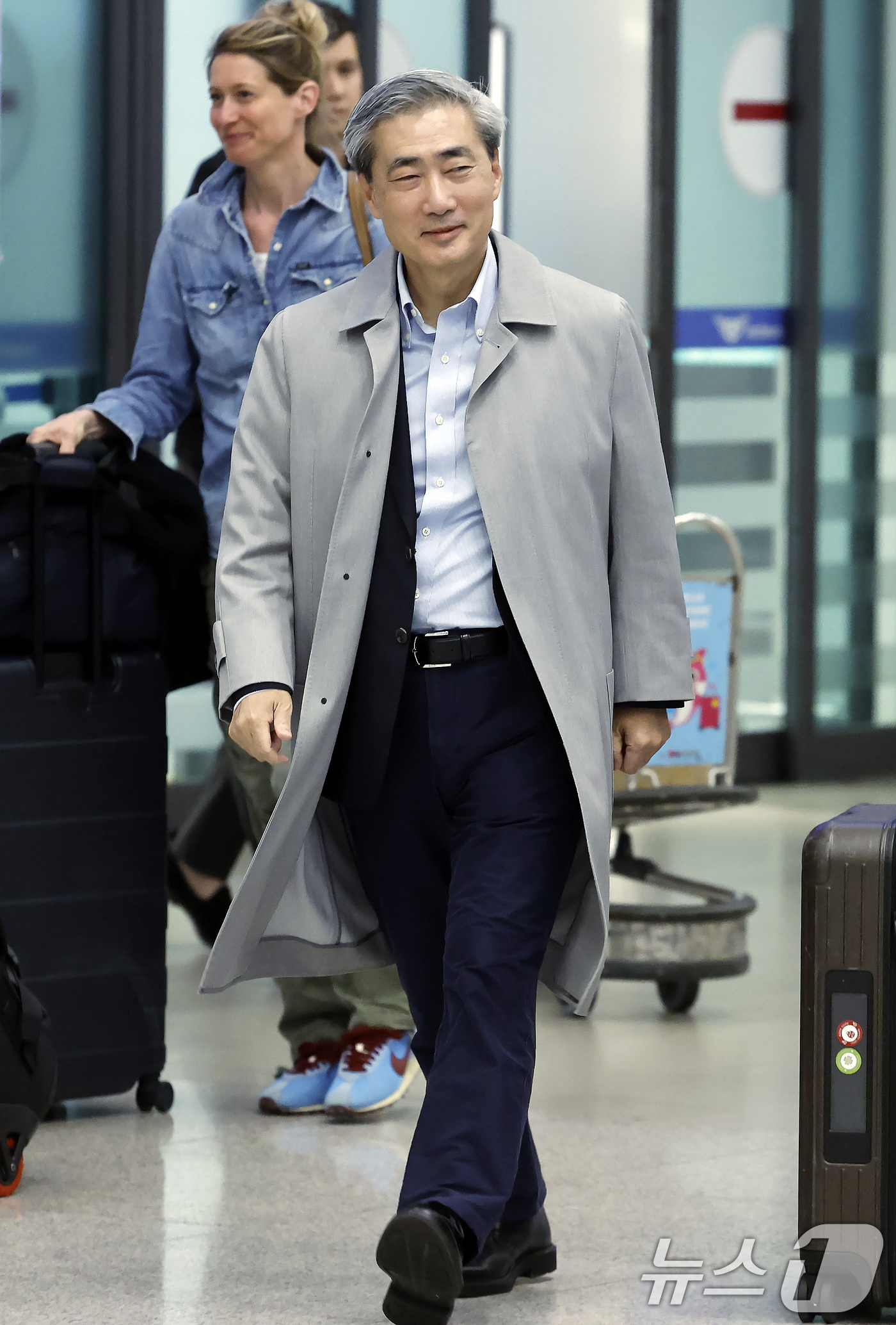 (인천공항=뉴스1) 박정호 기자 = 신현송 한국은행 총재 후보자가 30일 오전 인천국제공항을 통해 입국하고 있다.국제통화기금(IMF)과 국제결제은행(BIS) 등에서 활동한 거시경제 …