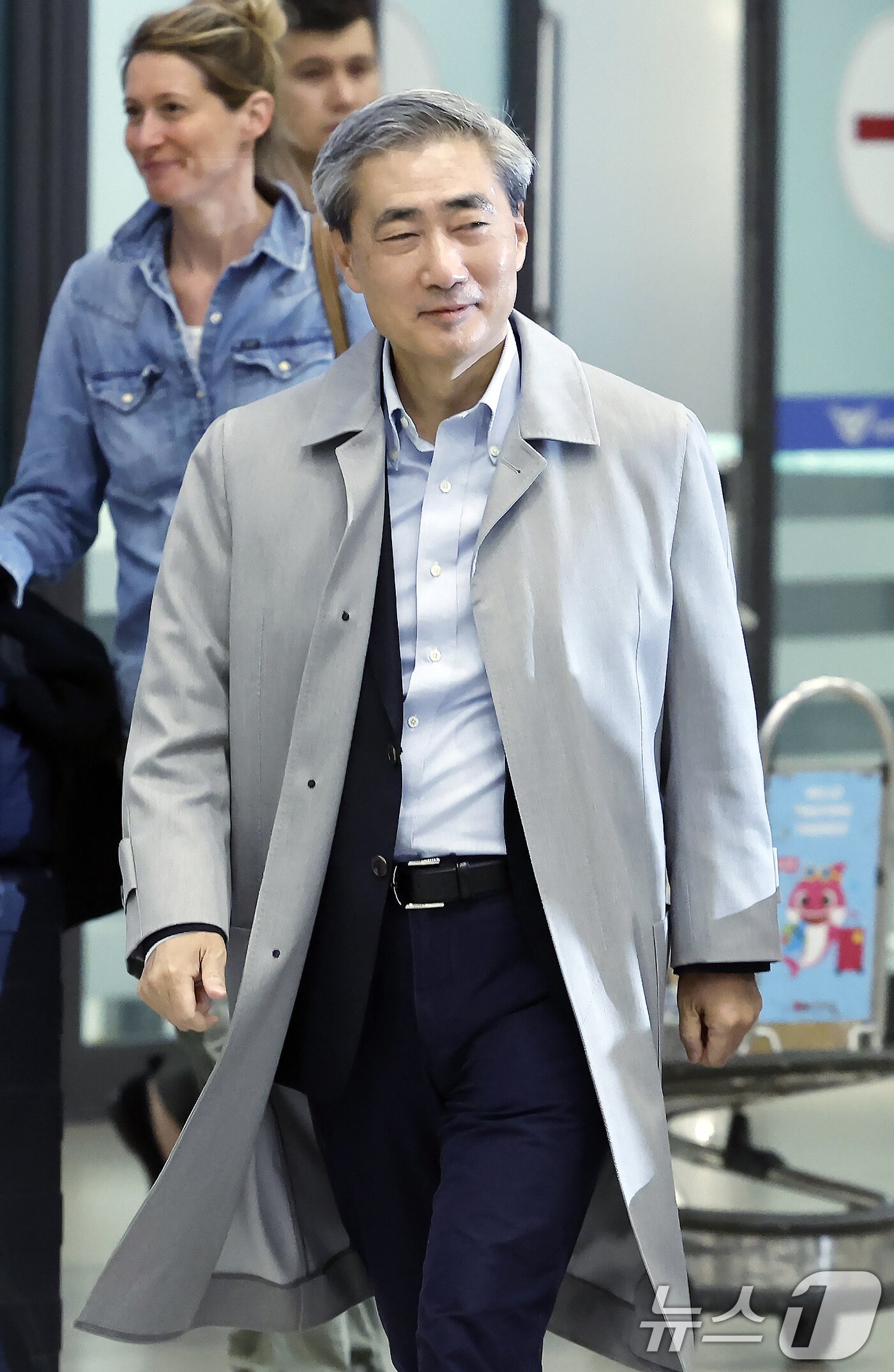 본문 이미지 - 신현송 한국은행 총재 후보자가 30일 오전 인천국제공항을 통해 입국하고 있다.  2026.3.30 ⓒ 뉴스1 박정호 기자