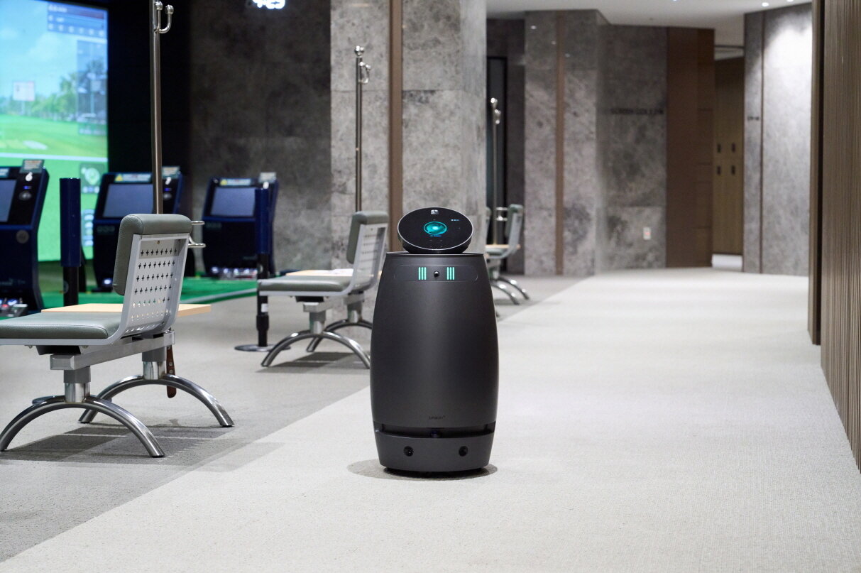 본문 이미지 - 서초 래미안 리더스원 커뮤니티 센터에 설치된 웰니스 로봇 나무엑스(SK인텔릭스 제공)