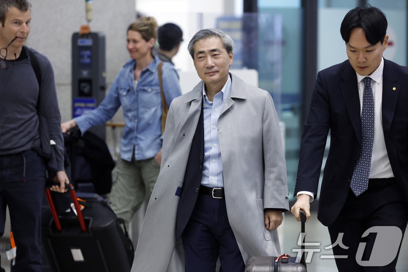 본문 이미지 - 신현송 한국은행 총재 후보자가 30일 오전 인천국제공항을 통해 입국하고 있다.  2026.3.30 ⓒ 뉴스1 박정호 기자