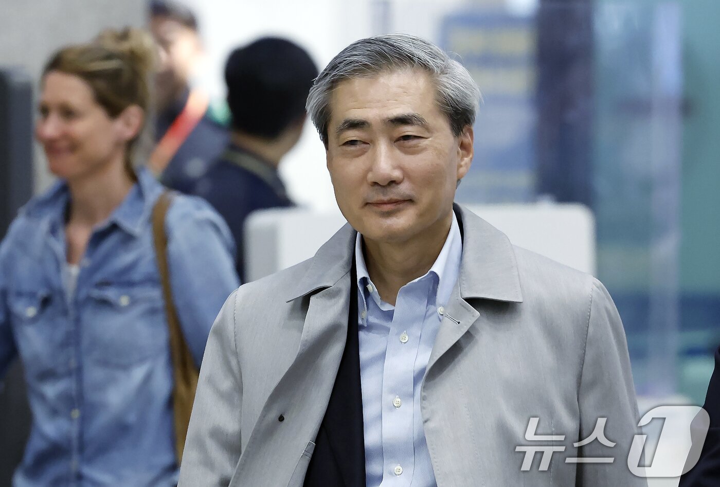 본문 이미지 - 신현송 한국은행 총재 후보자가 30일 오전 인천국제공항을 통해 입국하고 있다.  2026.3.30 ⓒ 뉴스1 박정호 기자