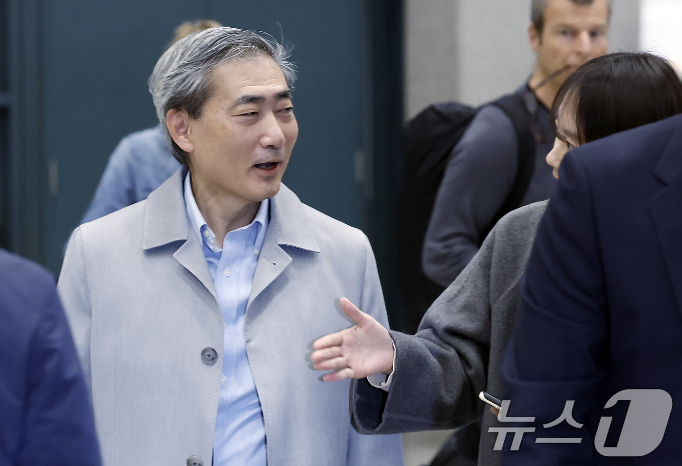 (인천공항=뉴스1) 박정호 기자 = 신현송 한국은행 총재 후보자가 30일 오전 인천국제공항을 통해 입국하고 있다.국제통화기금(IMF)과 국제결제은행(BIS) 등에서 활동한 거시경제 …