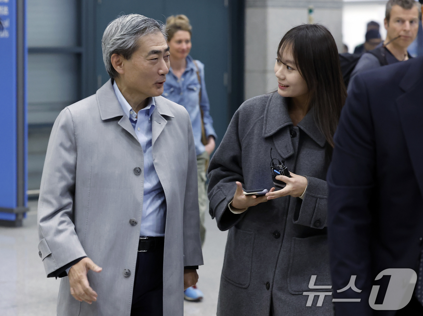 (인천공항=뉴스1) 박정호 기자 = 신현송 한국은행 총재 후보자가 30일 오전 인천국제공항을 통해 입국하고 있다.국제통화기금(IMF)과 국제결제은행(BIS) 등에서 활동한 거시경제 …