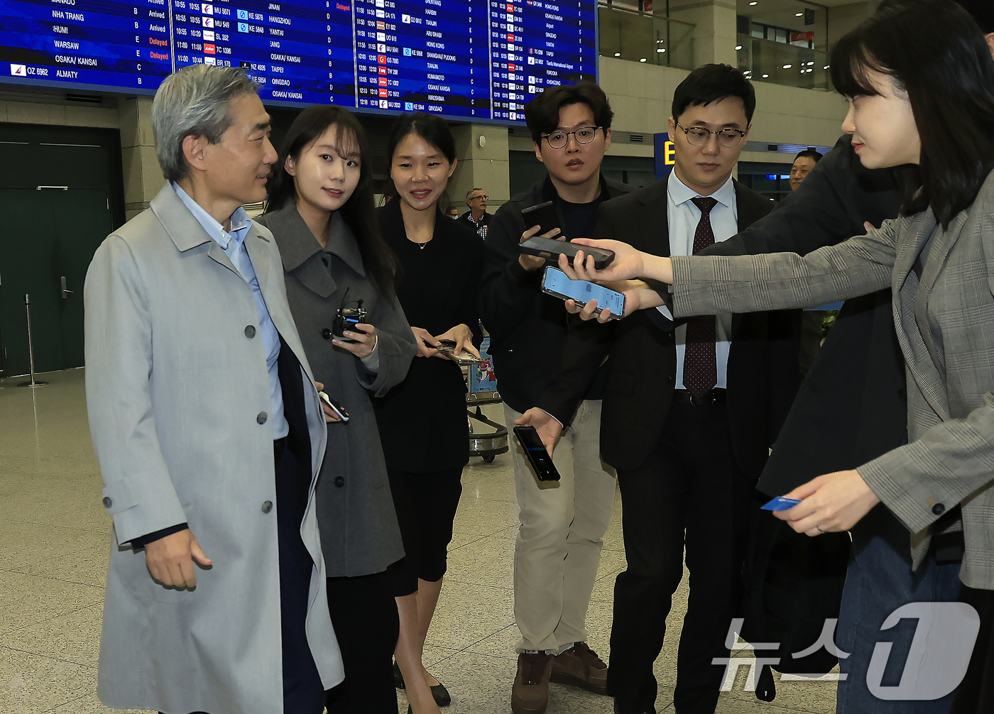 (인천공항=뉴스1) 박정호 기자 = 신현송 한국은행 총재 후보자가 30일 오전 인천국제공항을 통해 입국하며 취재진의 질문을 받고 있다.국제통화기금(IMF)과 국제결제은행(BIS) …