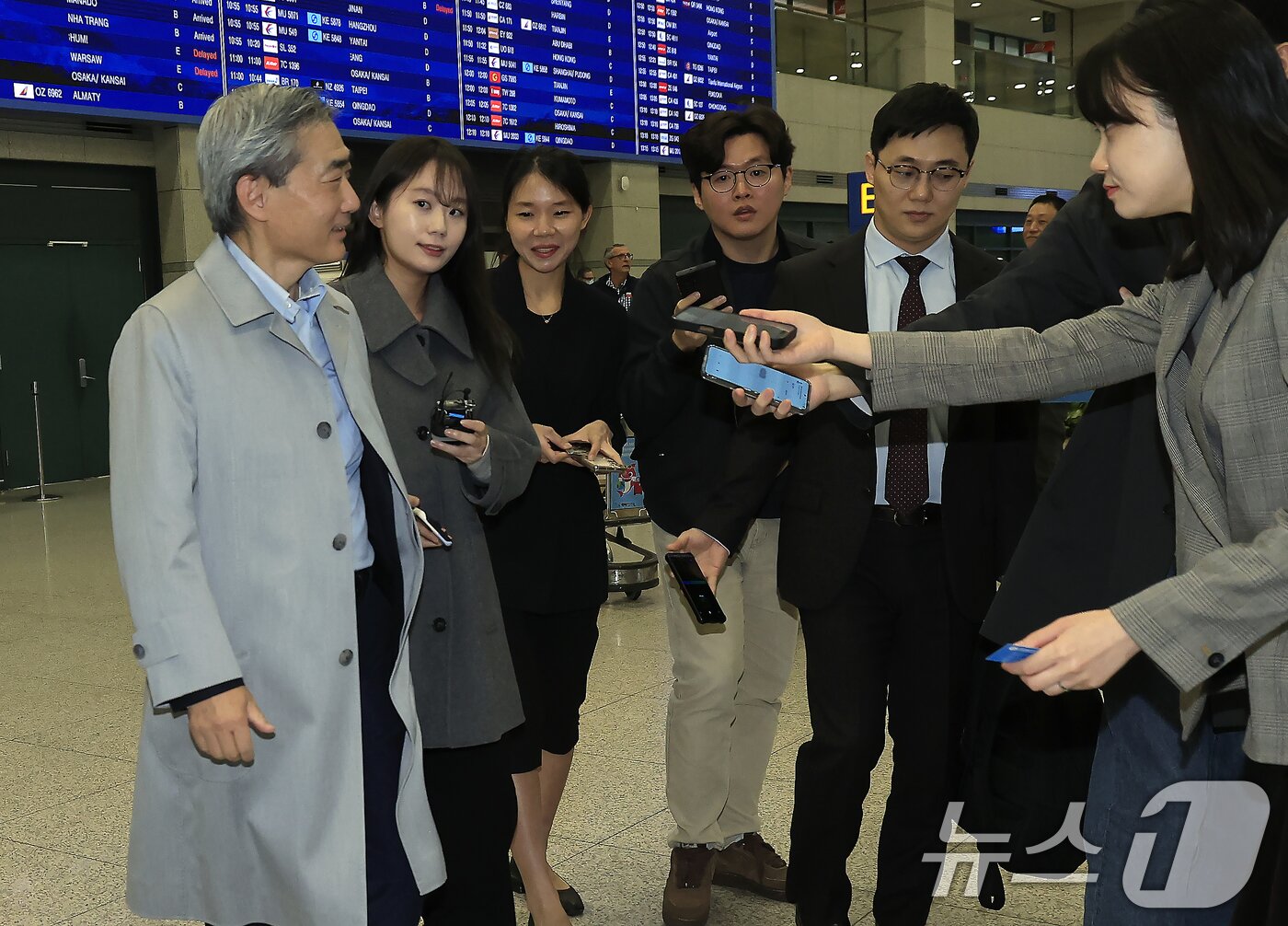 본문 이미지 - 신현송 한국은행 총재 후보자가 30일 오전 인천국제공항을 통해 입국하며 취재진의 질문을 받고 있다.  2026.3.30 ⓒ 뉴스1 박정호 기자