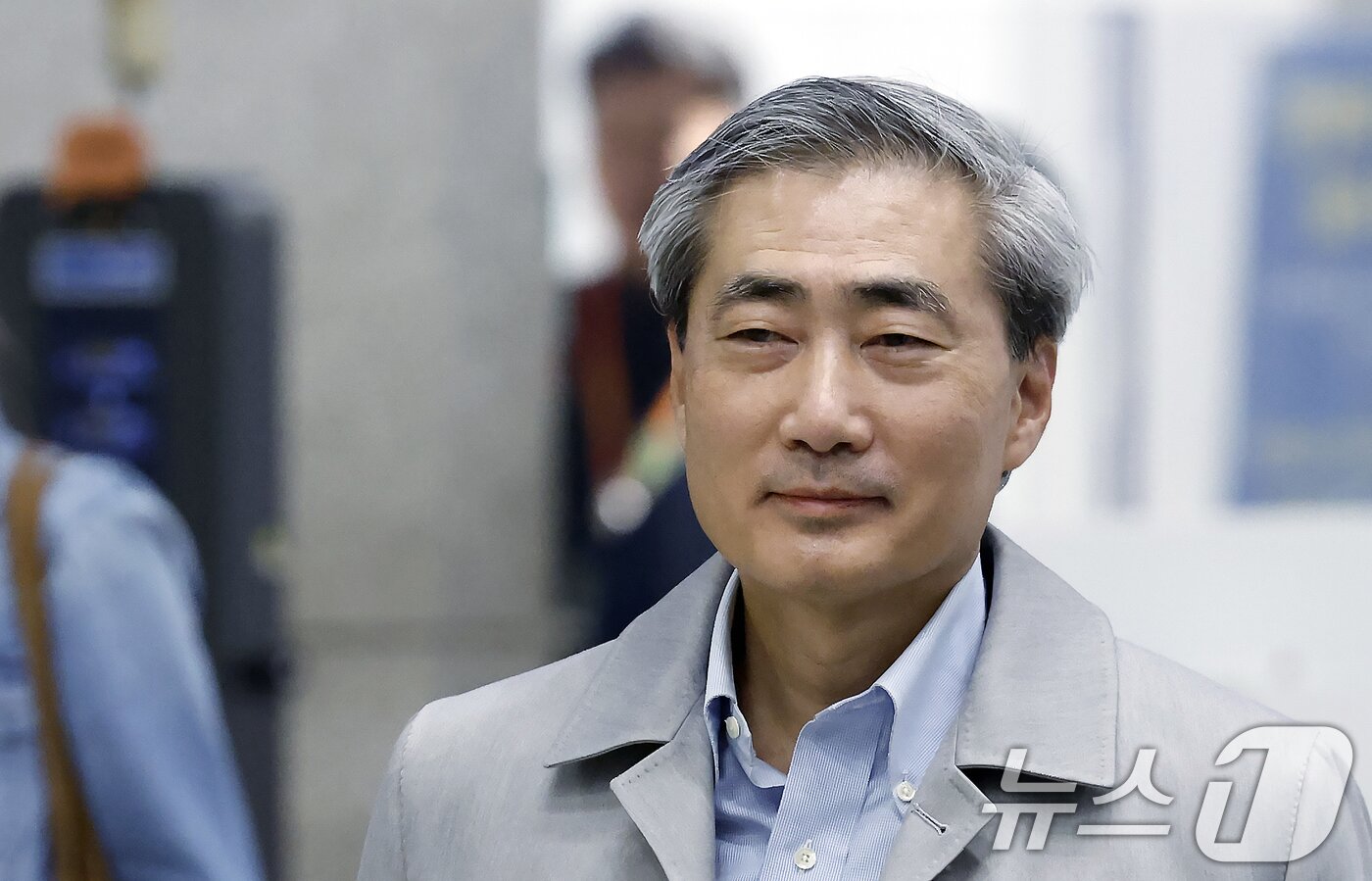 본문 이미지 - 신현송 한국은행 총재 후보자가 30일 오전 인천국제공항을 통해 입국하고 있다.  2026.3.30 ⓒ 뉴스1 박정호 기자