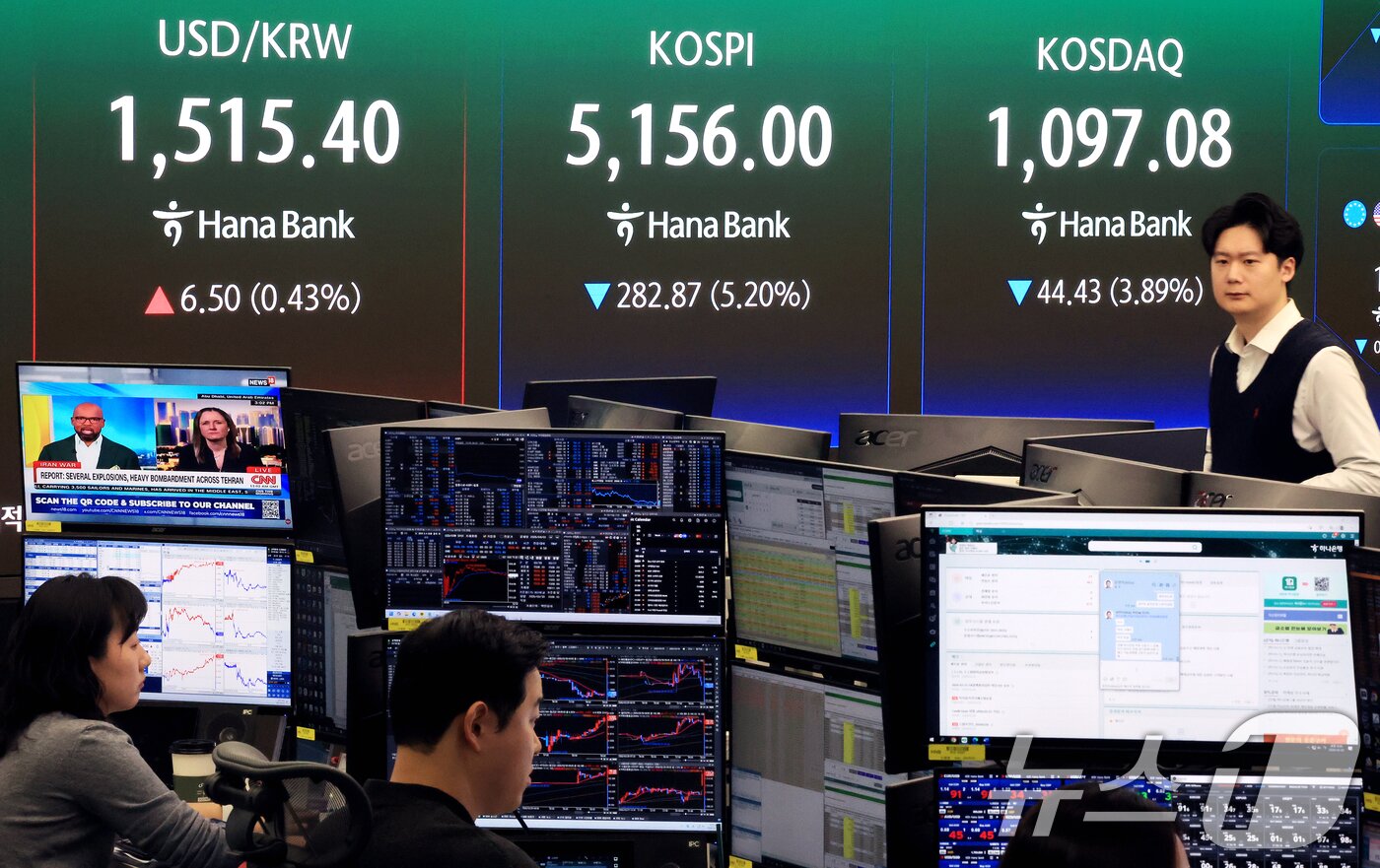 본문 이미지 - 30일 서울 중구 하나은행 딜링룸 전광판에 증시 시황이 표시되고 있다. 2026.3.30 ⓒ 뉴스1 이호윤 기자