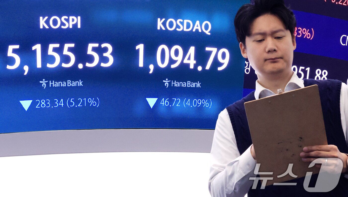 본문 이미지 - 30일 서울 중구 하나은행 딜링룸 전광판에 증시 시황이 표시되고 있다.  2026.3.30 ⓒ 뉴스1 이호윤 기자