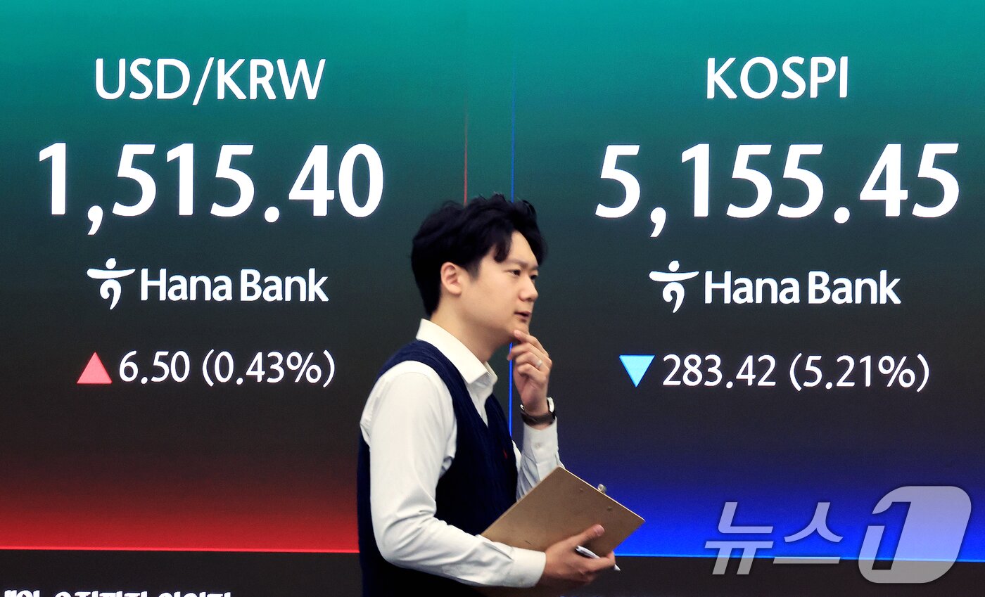 본문 이미지 - 30일 서울 중구 하나은행 딜링룸 전광판에 증시 시황이 표시되고 있다.  2026.3.30 ⓒ 뉴스1 이호윤 기자