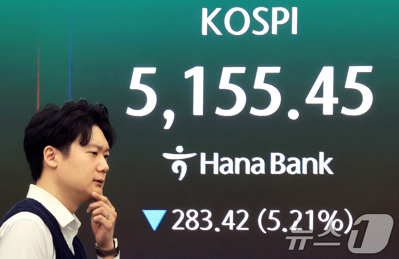 (서울=뉴스1) 이호윤 기자 = 30일 서울 중구 하나은행 딜링룸 전광판에 증시 시황이 표시되고 있다. 이날 코스피는 전 거래일 대비 257.07포인트(4.73%) 내린 5181. …